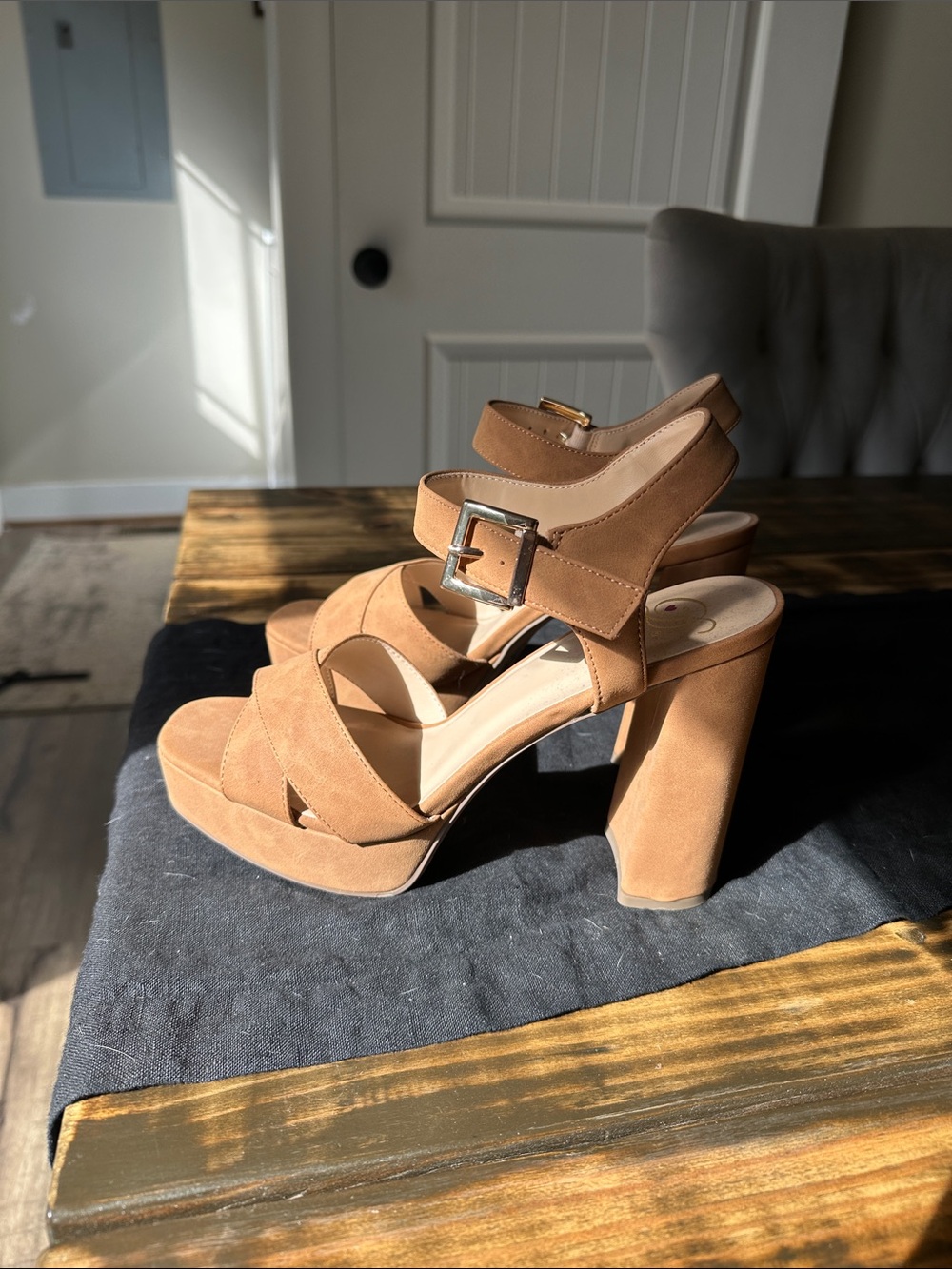 NEVER WORN - Platform Block Heel Sandals - Tan